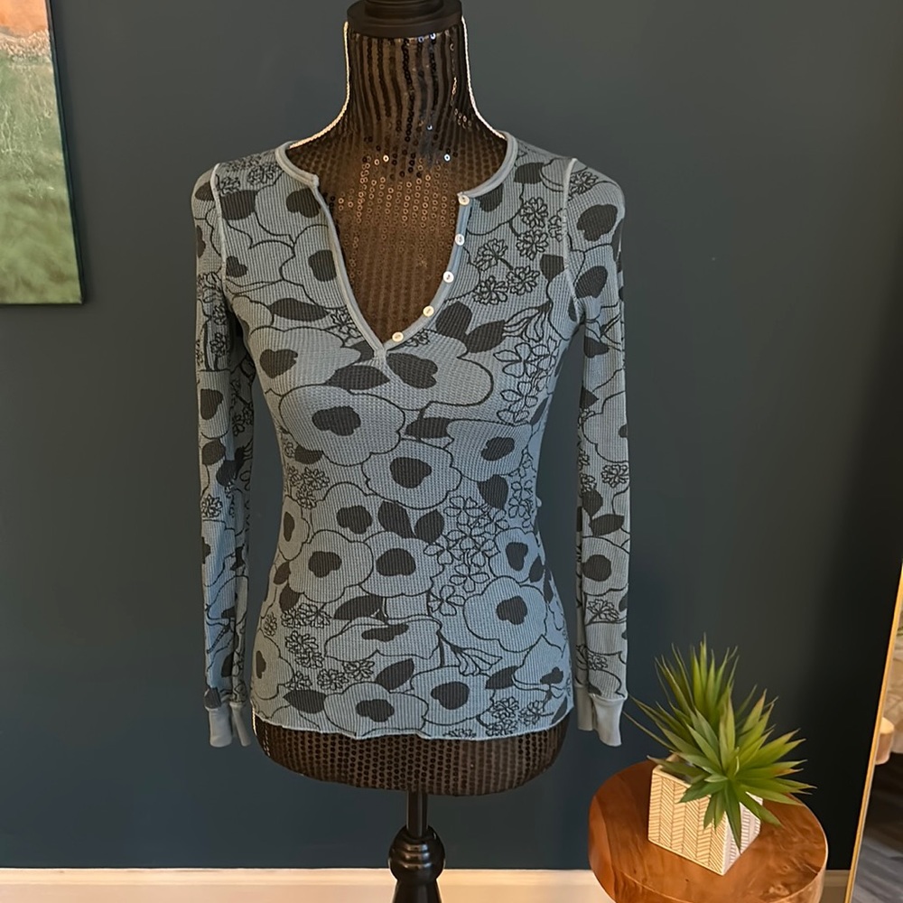 Splendid waffle knit v-neck top - Size S